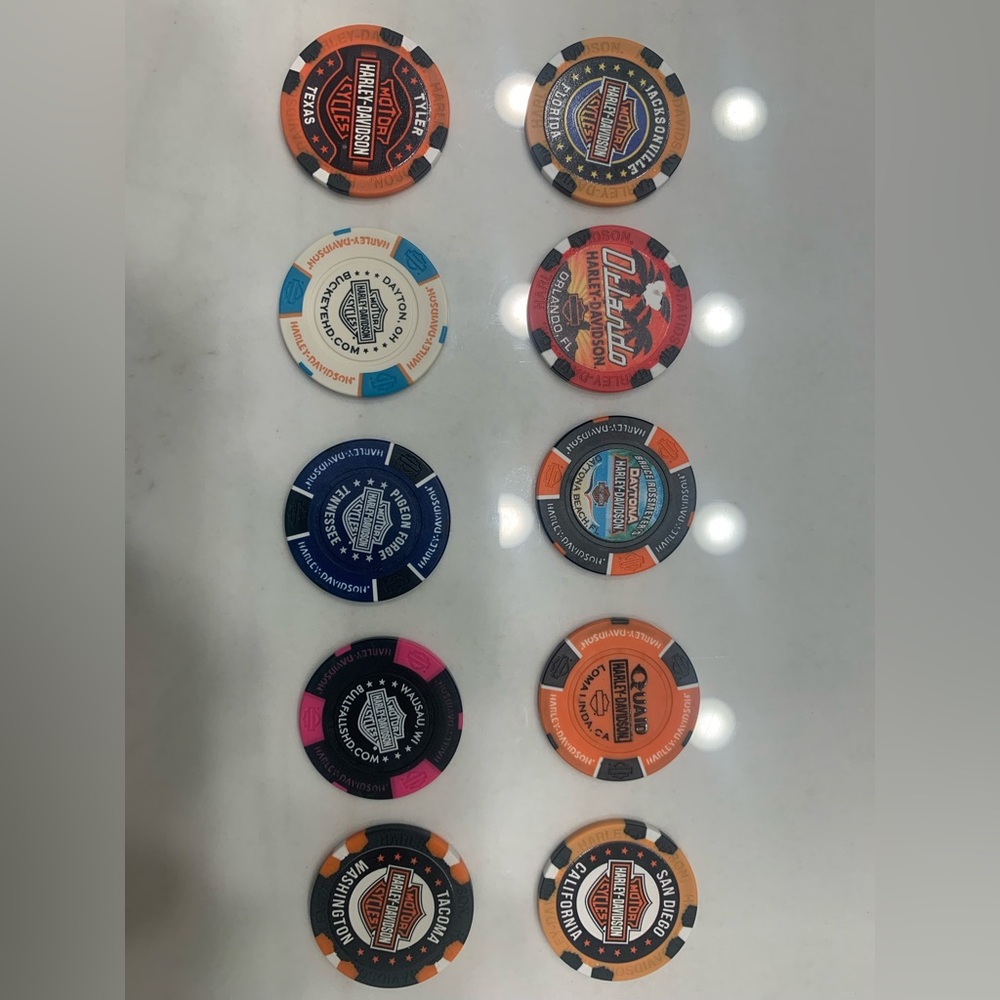 Lot of 10 HD poker chips. Various states. See description for cities.